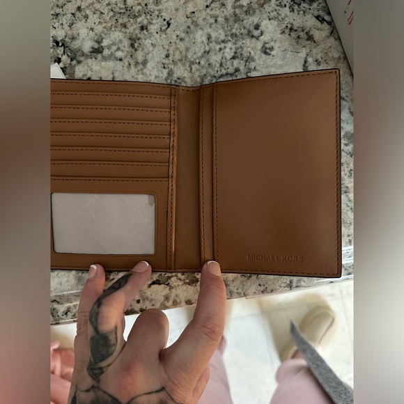 Michael Kors passport/wallet holder - Picture 2 of 5